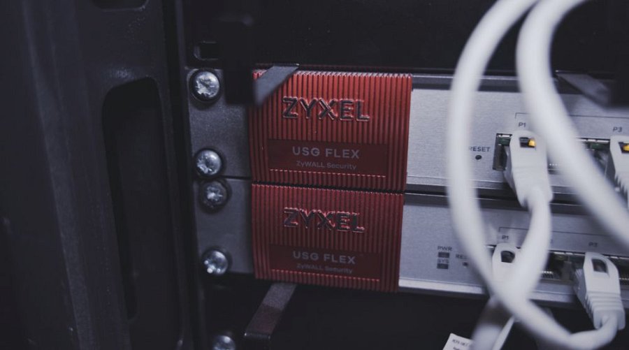 Zbliżenia na zaporę USG FLEX Zyxel w szafie w serwerowni