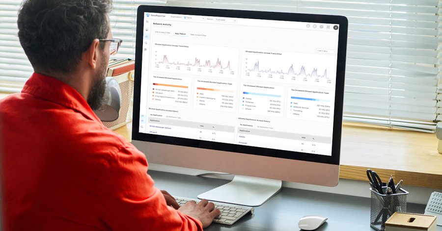 Mężczyna w biurku przed ekranem komputera, na którym jest włączona usługa chmurowa Zyxel SecuReporter